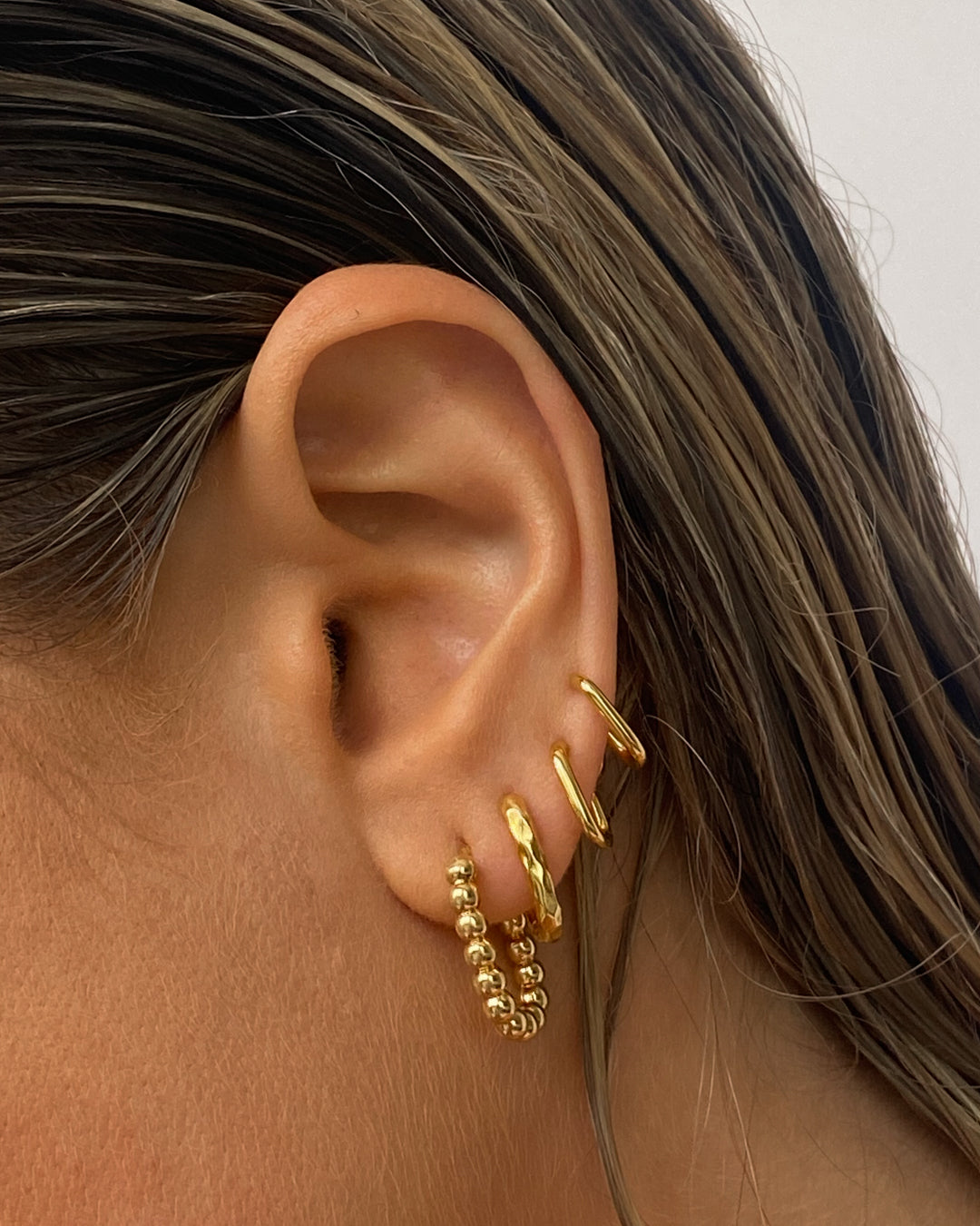 Hammered Chain Link Huggies- Gold